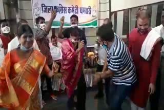 congress-workers-dance-on-cm-bhupesh-baghel-birthday-in-dhamtari