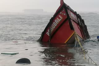 fishing-boat-collides-with-rock-in-udupi