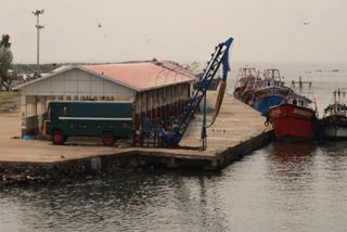 harbor kollam  kollam port  കൊല്ലം  കൊല്ലം ഹാർബർ  മേൽനോട്ടം പൊലീസ് ഏറ്റെടുത്തു