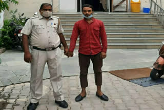 okhla police team arrested accused of committing robbery from truck driver