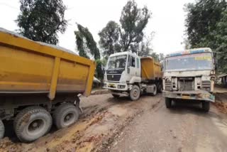 jam-due-to-the-car-being-stuck-in-the-pit-on-the-raigarh-dharamjaigarh-road