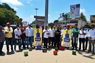 Congress activists protest against CT Ravi