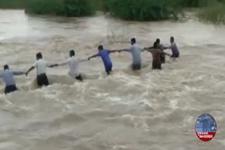 સુરેન્દ્રનગરના ધવલાણા ગામે નદીમાં ફસાયેલા 3 વ્યક્તિઓને ગામજનોએ બચાવ્યા