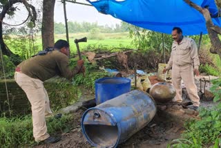 Illegal liquor was being made in the forest of Mangura in hazaribagh