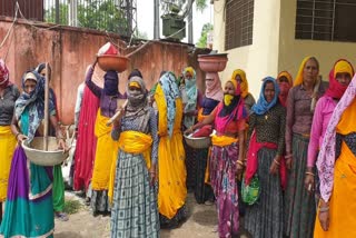 womens protest on district council, rigging in MNREGA