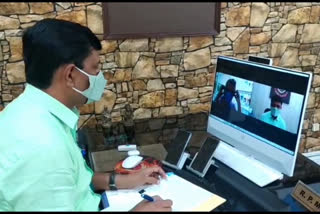 Dwarka police listening to the complaints of people through video conferencing