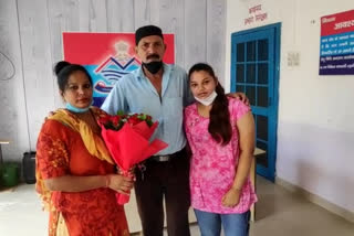 husband gave bouquet of flowers of his wife in police station in roorkee