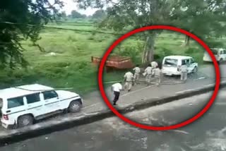 Villagers attacked policemen