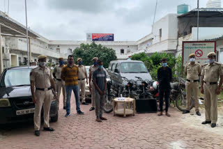 Fatehpur Beri police arrested two vehicle thieves in delhi