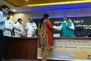 Eshwarappa Distributes Ayurvedic Drug Kit to Revenue Department Employees