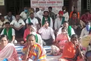 Ramesh Jarakiholi visits Ramadurga protest Site today