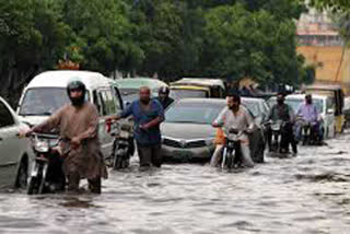 کراچی میں موسلا دھار بارش سے چار افراد ہلاک ، متعدد زخمی