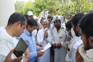 Congress workers and farmers protest in Bhiwani