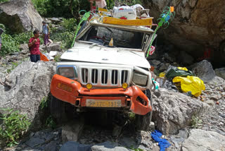vehicle-fall-down-into-deep-gorge