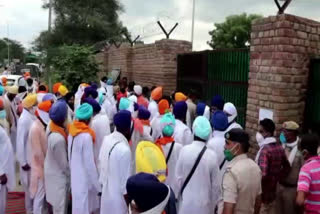 sikh sangat protest outside ellenabad court