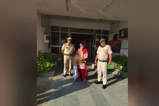 dwarka police handed missing child to parents