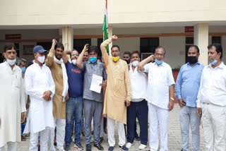 Modinagar City Congress Committee protest at Tehsil campus against black marketing of urea fertilizer