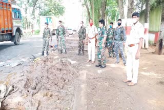 sp-inspects-the-road-accident-site-in-dumka