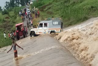 passenger-vehicle-washed-away-in-fast-flow-of-maila-river-in-latehar