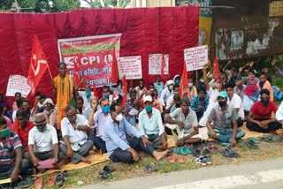 cpim workers protest against central and government in jamtara