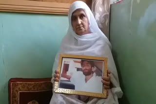 بیٹے کی تصویر کو حسرت بھری نگاہوں سے تکتی فاطمہ بیگم
