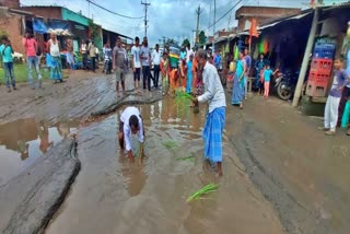 सड़क पर जल जमाव से परेशानी