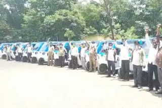 Protest to solve the problems of Mahindra Trio auto rickshaw