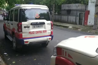 two autolifters arrested by delhi police pcr