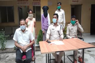 Two accused of garhwa human trafficking arrested from UP, Human trafficking in Garhwa, मानव तस्करी की शिकार गढ़वा की महिला यूपी से बरामद, गढ़वा पुलिस की खबरें