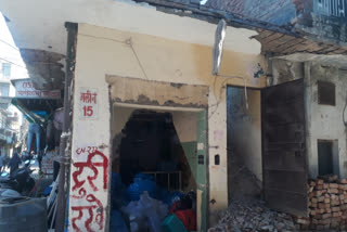 landlord broke roof and wall of shop in Bindapur delhi