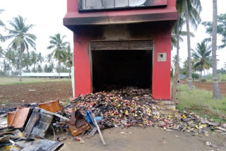 ಧಗಧಗಿಸಿದ ಮದ್ಯದಗಂಡಿ, ಲಕ್ಷಾಂತರ ಮೌಲ್ಯದ ಮಾಲು ಭಸ್ಮ