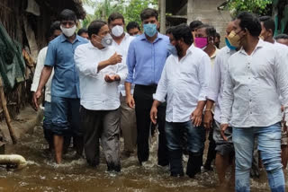 miniser pinipe vishwa roop visit flood efffected area at amalapuram