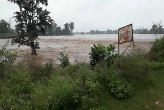 man trapped during river crossing in Balrampur