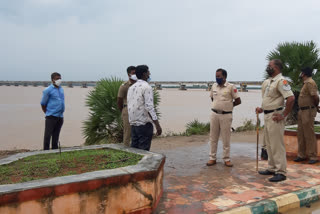 'చద్దామని గోదారిలో దూకాతే... బతకమని వరద ఒడ్డుకు చేర్చింది'