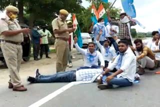 NSUI protests in MDS university, MDS university news, NSUI in ajmer, ajmer news, अजमेर न्यूज, एमडीएस यूनिवर्सिटी न्यूज, एनएसयूआई कार्यकर्त्ता, महर्षि दयानंद सरस्वती विश्वविद्यालय