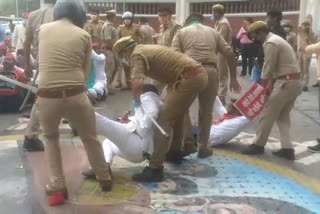 police lathi charge