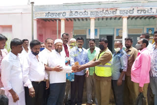 Gaurish distributes food kit to Civil Workers
