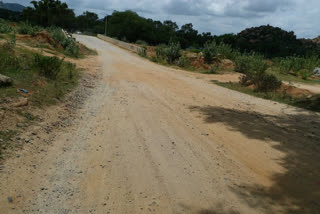 Roads are potholed on the Handrineva Canal in madakasera constitutency