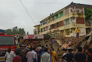 Commercial complex collapses  three-storey building collapsed  Kubernagar area of Ahmedabad  വാണിജ്യ സമുച്ചയം  മൂന്ന് നില കെട്ടിടം  ഗുജറാത്ത്  അഹമ്മദാബാദ്