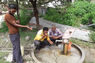 Water is coming out of the hand pump without running