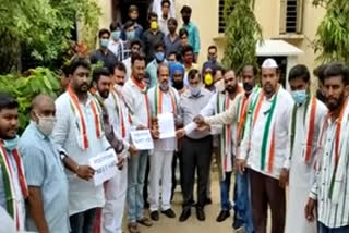Congress leaders protest in front of Kookat Palli tehsildar's office