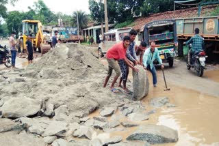 bad condition of Lohardaga-Gumla road,  Villagers repair road in Lohardaga, news of Lohardaga-Gumla NH 143 A, लोहरदगा में ग्रामीणों ने की सड़क की हालत खराब, लोहरदगा में ग्रामीणों ने की सड़क की मरम्मत, लोहरदगा-गुमला एनएच 143 ए की खबरें