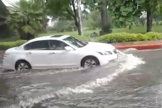 Heavy rains inundate roads, affect traffic