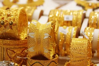 Gold prices decline by Rs 252, silver rises