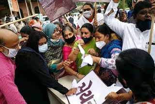 Protest by Congress in the premises of AMC