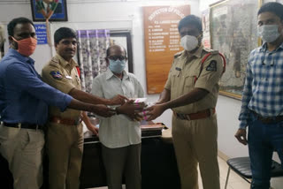 police hand over to one lakh rupees to owner in hyderabad