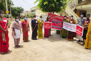 idwa protest for help to corona positive families in kammam district