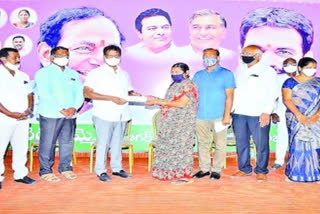 mla-marri-janardhan-reddy-distributing-kalyana-lakshmi-checks