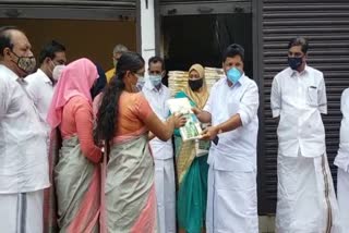 വയനാട്‌ മണ്ഡലം  ആരോഗ്യ പ്രവര്‍ത്തകര്‍  രാഹുല്‍ ഗാന്ധി  ഓണക്കോടി  onam celebration  rahul gandhi distributes dress among health workers wayanad  rahul gandhi  health workers wayanad