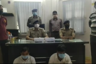 2 arrested with 2 mauser revolvers near Khakhariya police station near vadodara